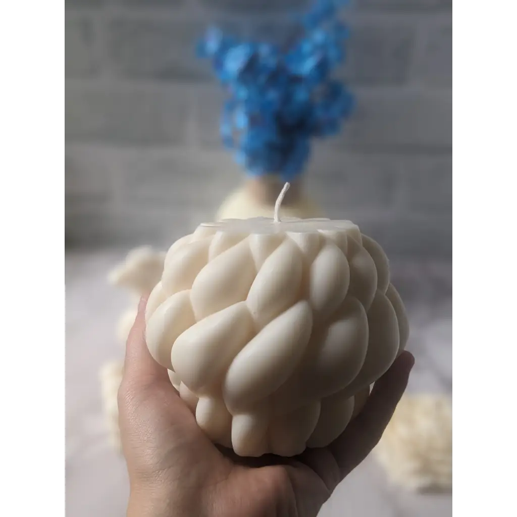 Bougie boule de laine, bougie décorative Canada, bougie de soja Québec, main