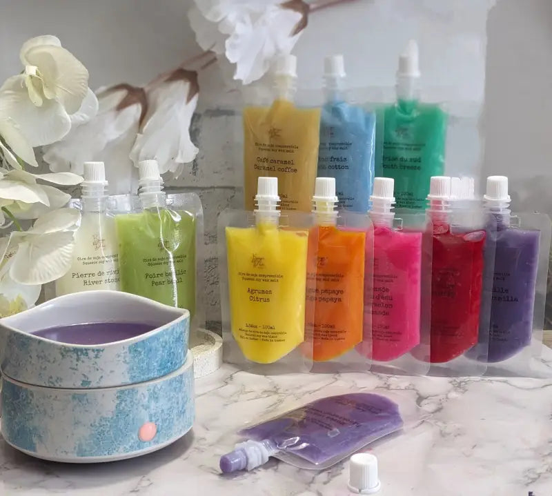 un bol blanc rempli de sels de bain et une tasse de liquide