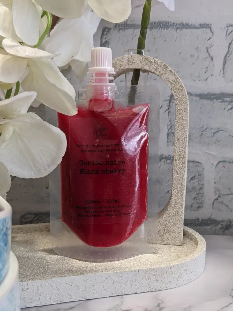 une bouteille de liquide posée sur une table en marbre