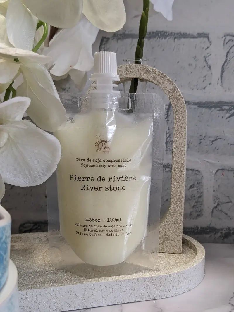 un flacon de parfum posé sur une table à côté d’un vase