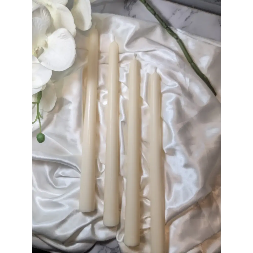 Quatre bougies piliers blanches pour une ambiance élégante et traditionnelle