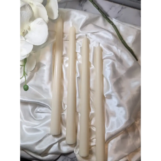 Quatre bougies piliers blanches pour une ambiance élégante et traditionnelle