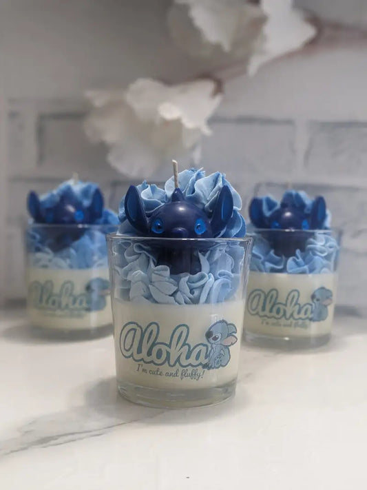bougies bleues avec des fleurs bleues