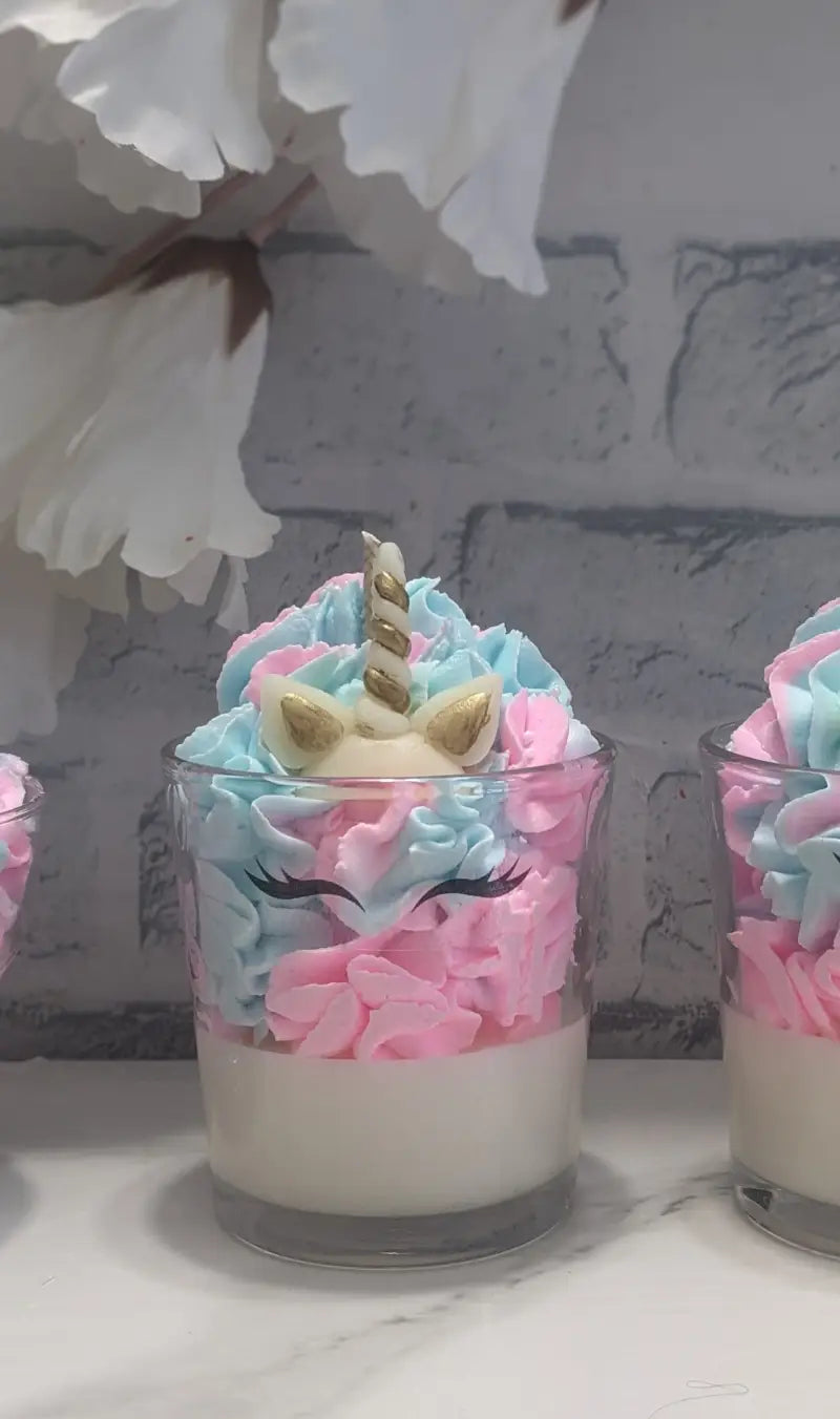 trois petits pots en verre remplis de fleurs roses et bleues